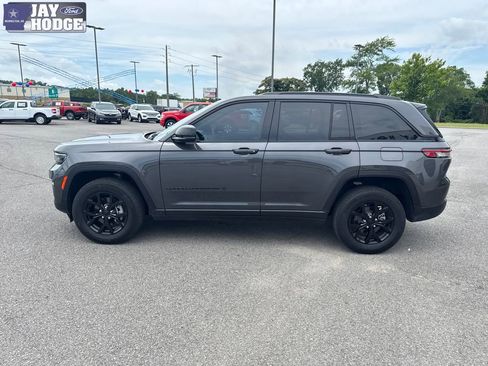 Used 2025 Jeep Grand Cherokee Altitude RWD image 3