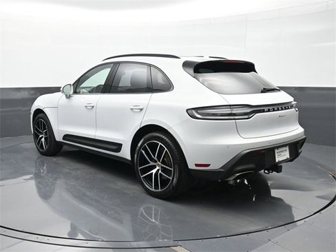 Used 2025 Porsche Macan image 3