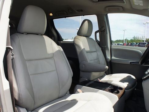 Used 2018 Toyota Sienna XLE w/ XLE Navigation Package FWD image 23
