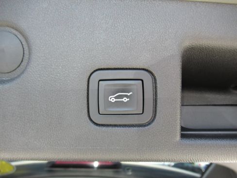 Used 2018 Chevrolet Equinox LT FWD image 34