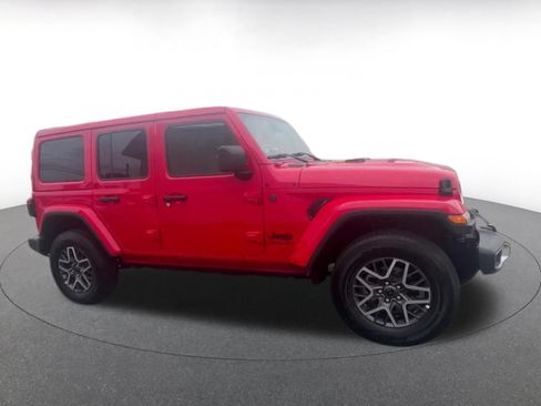 Used 2025 Jeep Wrangler Unlimited Sahara AWD/4WD image 16