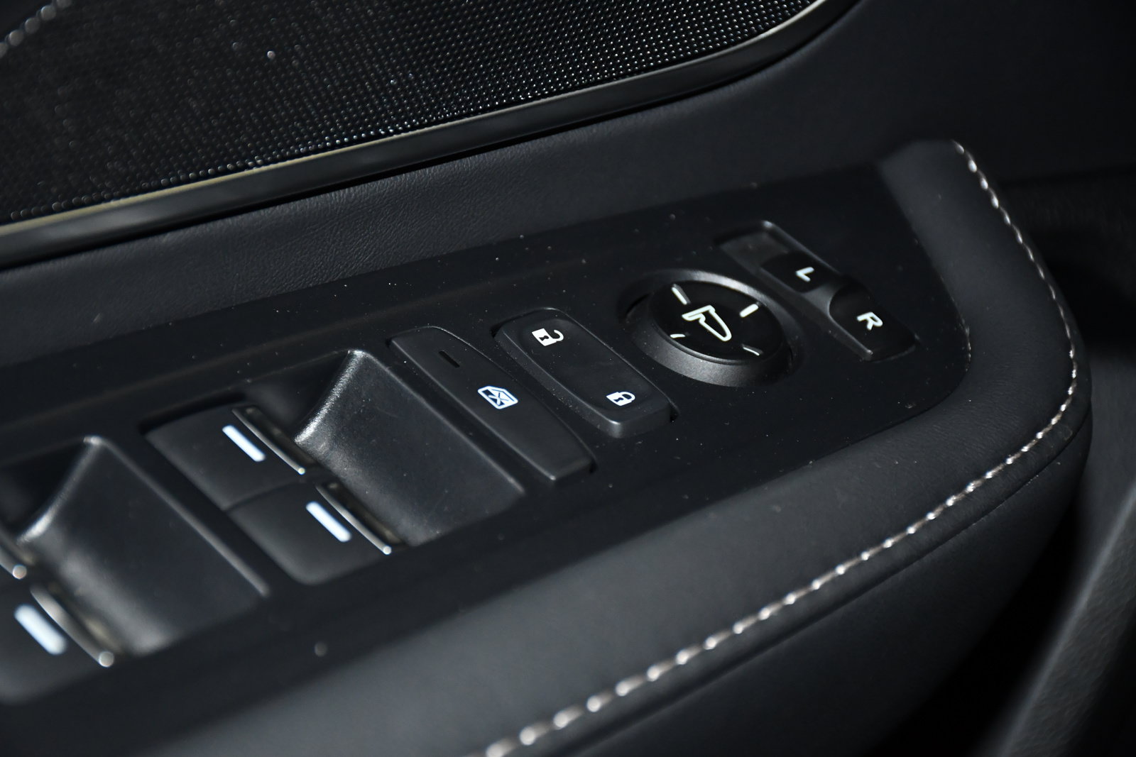 Used 2025 Acura RDX SH-AWD image 32