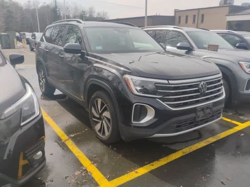 Used 2024 Volkswagen Atlas SE image 2