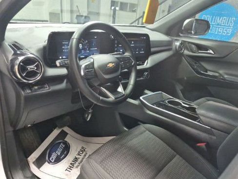 Used 2025 Chevrolet Equinox LT FWD image 2