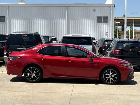Used 2022 Toyota Camry SE w/ Convenience Package FWD image 3