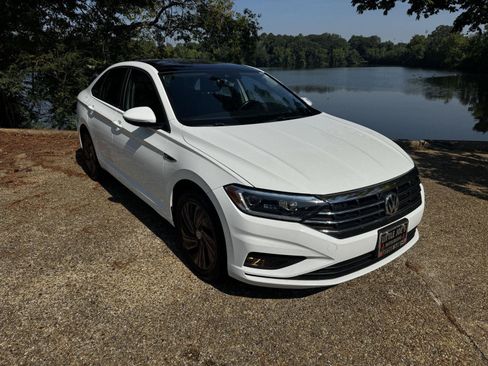 Used 2019 Volkswagen Jetta SEL Premium FWD image 2