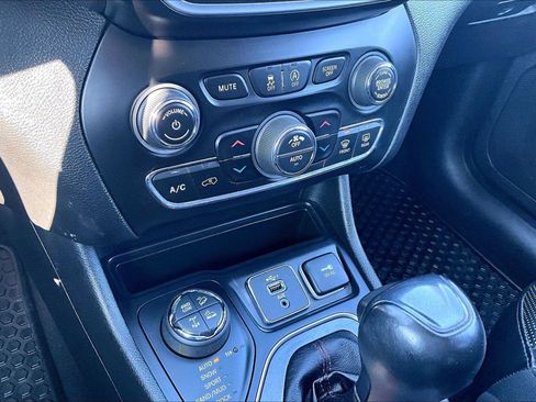 Used 2019 Jeep Cherokee Trailhawk image 32