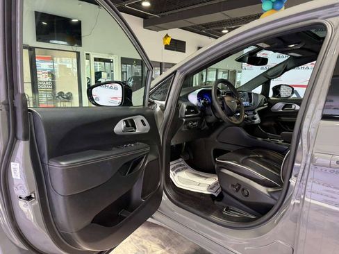 Used 2025 Chrysler Pacifica Limited image 24