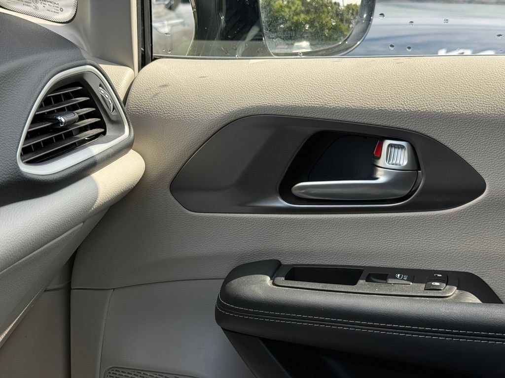 Used 2024 Chrysler Pacifica Touring-L FWD image 38