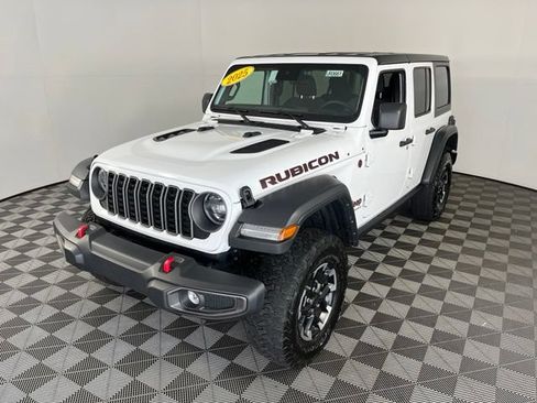 Used 2025 Jeep Wrangler Unlimited Rubicon AWD/4WD image 3