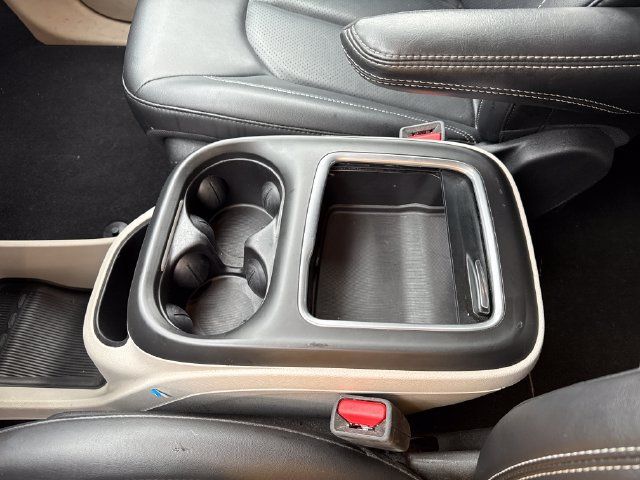 Used 2024 Chrysler Pacifica Limited FWD image 24