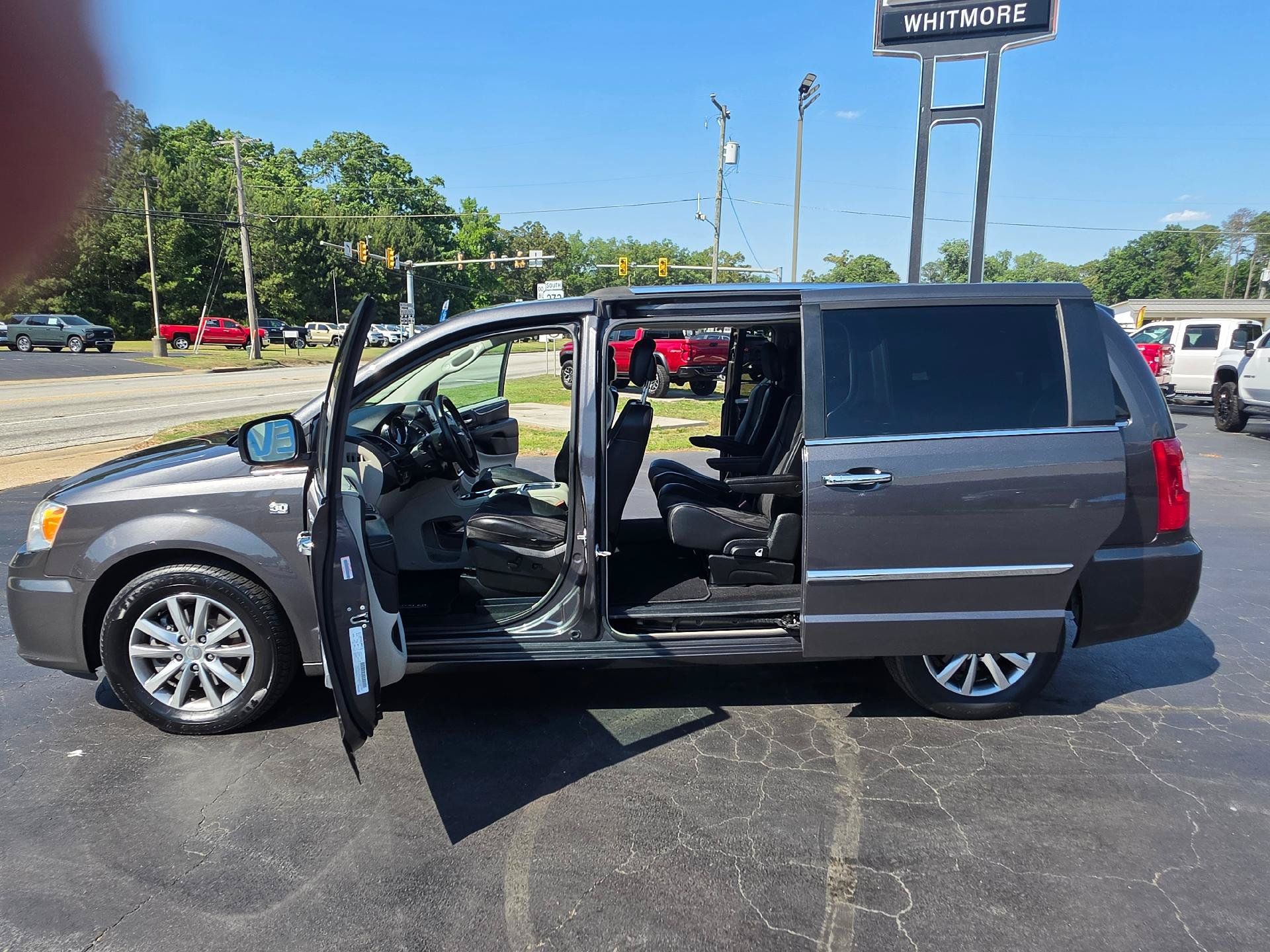 Used 2014 Chrysler Town & Country Touring-L FWD image 7