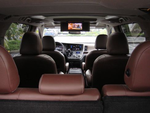 Used 2016 Toyota Sienna Limited Premium w/ Outdoor Package AWD/4WD image 11