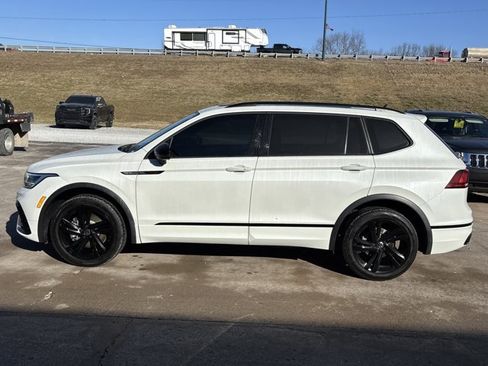 Used 2023 Volkswagen Tiguan SE R-Line image 8