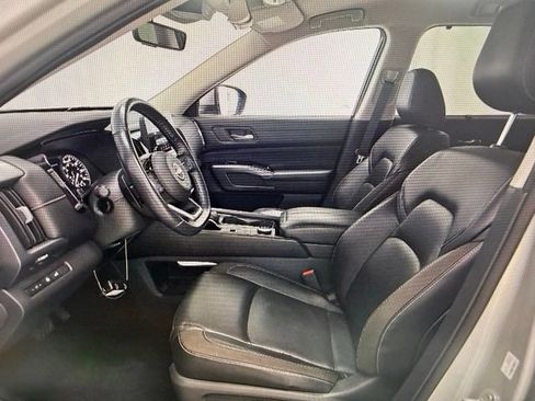 Used 2023 Nissan Pathfinder SL AWD/4WD image 7