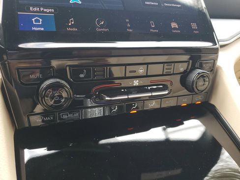 Used 2025 Jeep Grand Cherokee L Limited image 23