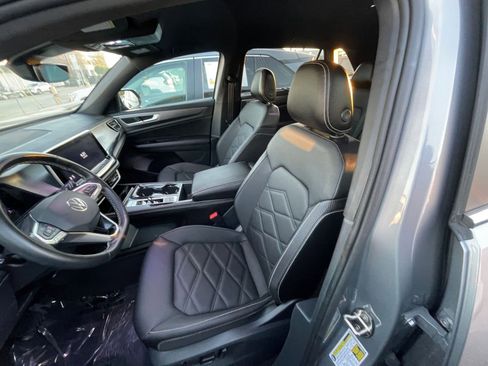 Used 2025 Volkswagen Atlas Cross Sport SE image 36