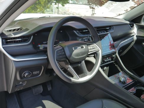 Used 2023 Jeep Grand Cherokee L Laredo AWD/4WD image 4