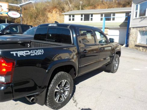 Used 2019 Toyota Tacoma TRD Sport image 6