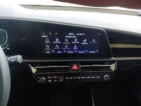 Used 2024 Kia Niro EX image 12