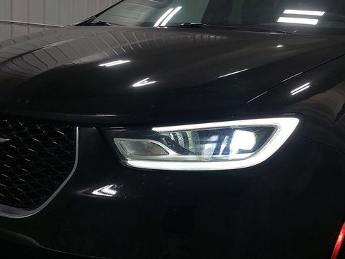 Used 2025 Chrysler Pacifica Select image 33