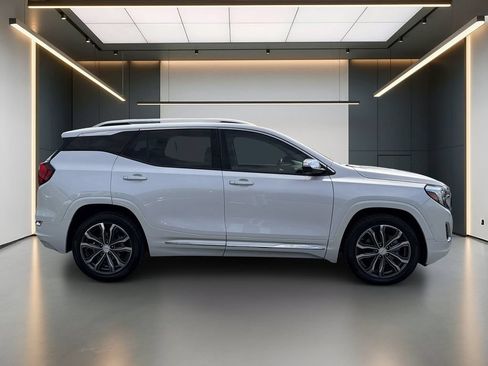Used 2020 GMC Terrain Denali w/ Denali Premium Package FWD image 7