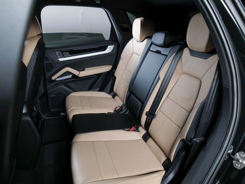 Used 2025 Porsche Cayenne image 12