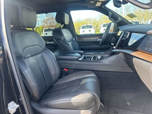 Used 2025 Jeep Grand Wagoneer 4WD image 12