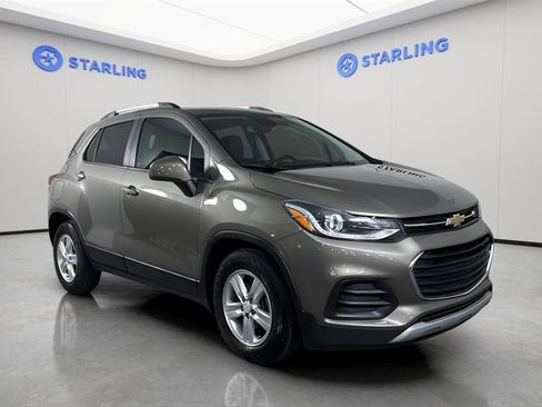 Used 2021 Chevrolet Trax LT w/ LT Convenience Package image 13