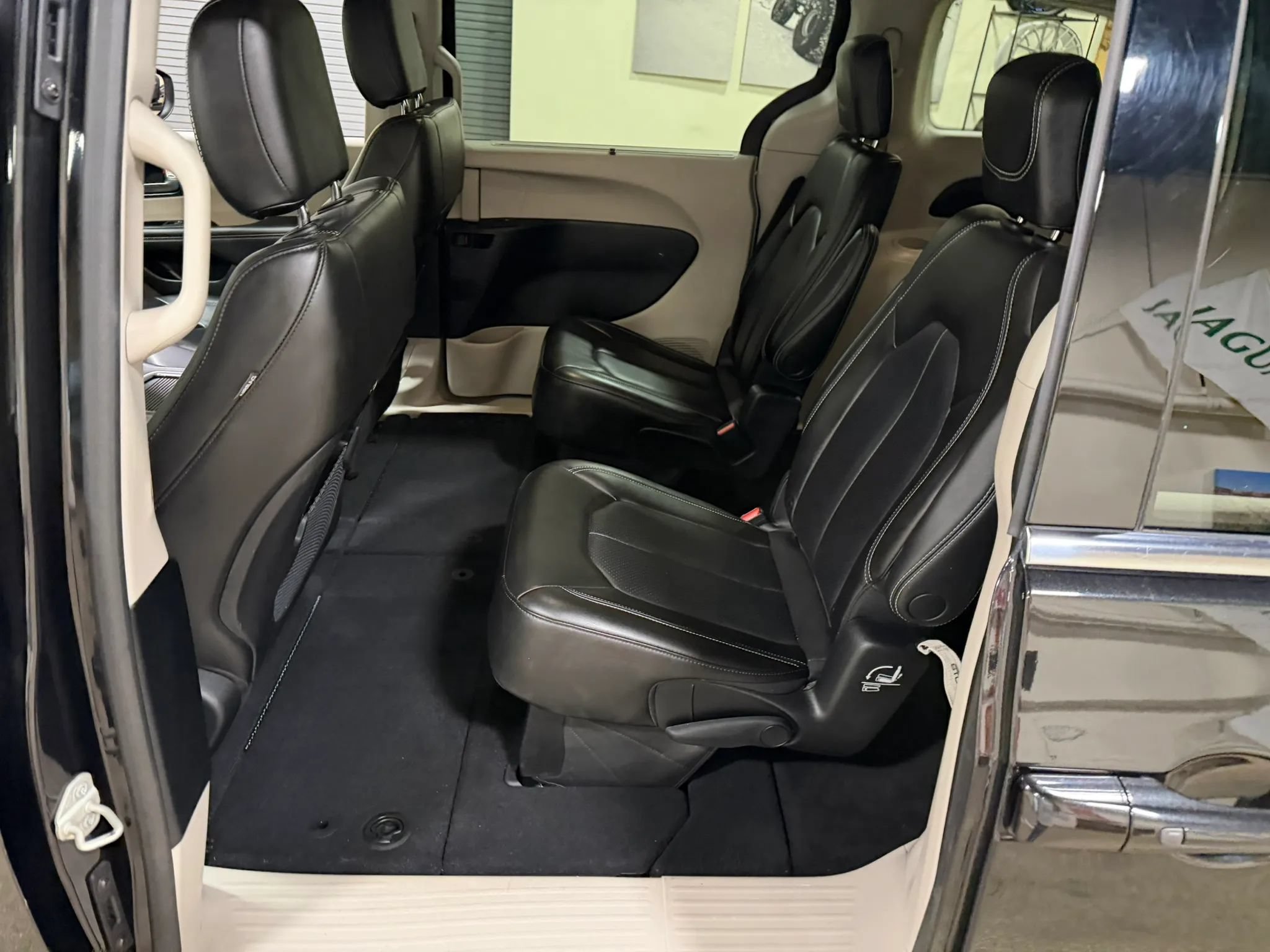 Used 2023 Chrysler Pacifica Touring-L FWD image 34