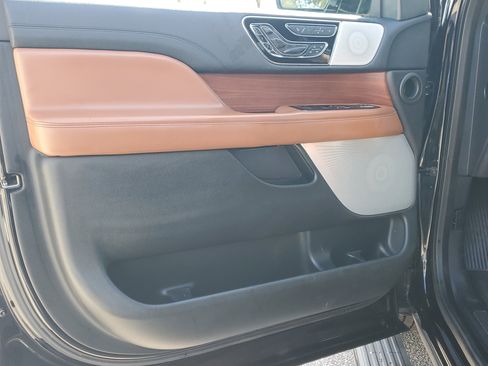 Used 2019 Lincoln Navigator Reserve image 19