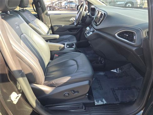 Certified 2021 Chrysler Pacifica Touring-L w/ Uconnect Theater Family Group image 8