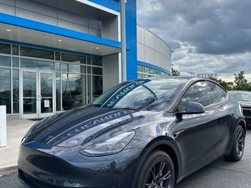 Used 2024 Tesla Model Y Long Range AWD/4WD image 2