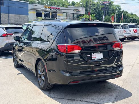 Used 2020 Chrysler Pacifica Touring-L w/ S Appearance Package FWD image 4