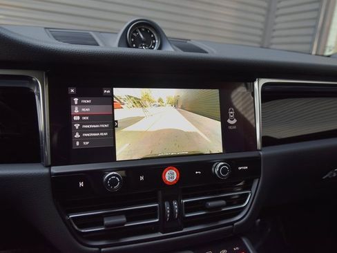 Certified 2025 Porsche Macan image 32