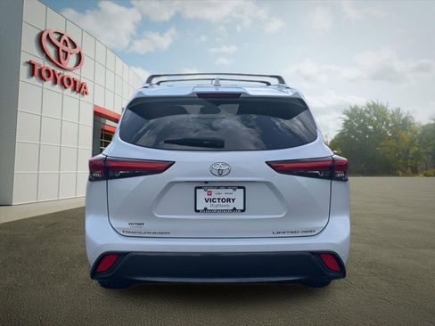 Used 2022 Toyota Highlander Limited image 4