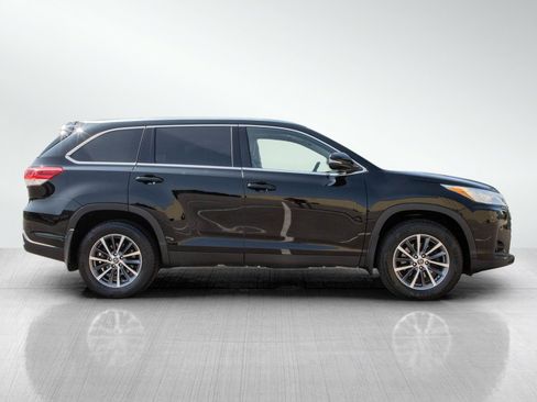 Used 2019 Toyota Highlander XLE AWD/4WD image 6