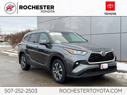 Certified 2020 Toyota Highlander XLE image 1