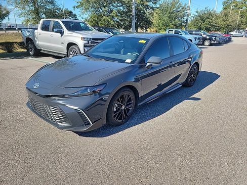 Certified 2025 Toyota Camry SE image 1