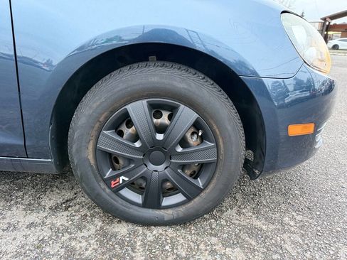 Used 2010 Volkswagen Golf 2-Door image 16