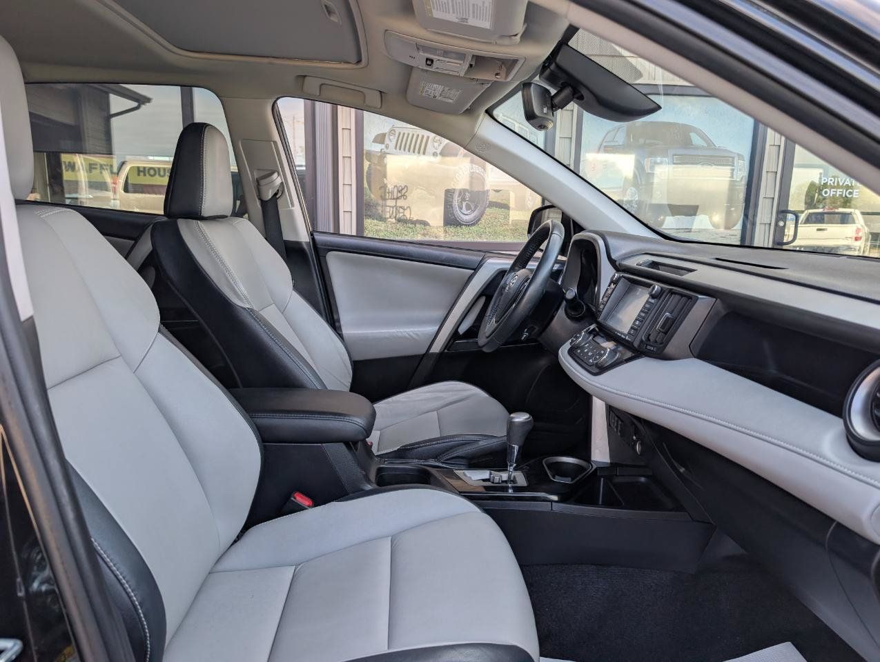 Used 2017 Toyota RAV4 Limited FWD image 23