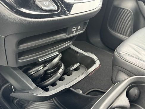 Used 2020 Chrysler Pacifica Touring-L image 45