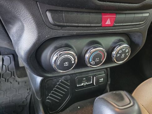 Used 2015 Jeep Renegade Latitude FWD image 19