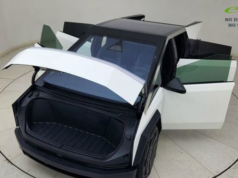 Used 2024 Tesla Cybertruck AWD Crew Cab image 81