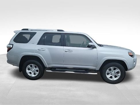 Used 2020 Toyota 4Runner SR5 AWD/4WD image 18