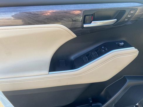 Used 2023 Toyota Highlander Platinum image 36