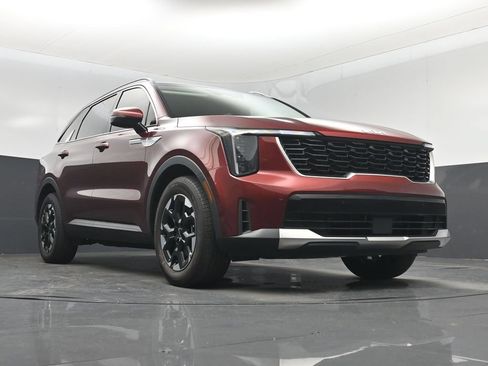 Certified 2025 Kia Sorento S FWD image 32