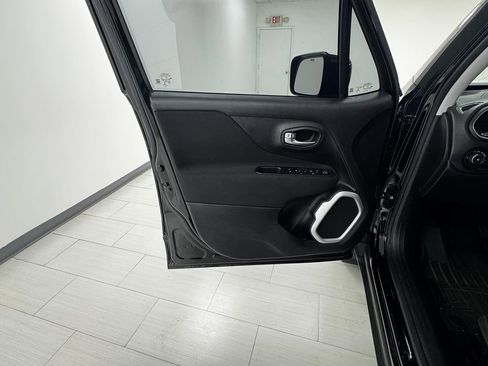 Used 2018 Jeep Renegade Latitude image 9