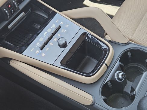 Certified 2026 Porsche Cayenne AWD/4WD image 20
