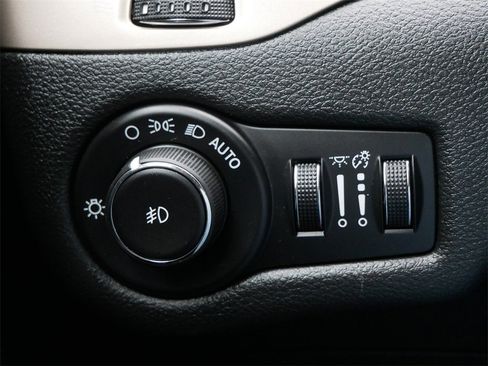 Used 2015 Jeep Cherokee Latitude w/ Cold Weather Group image 26